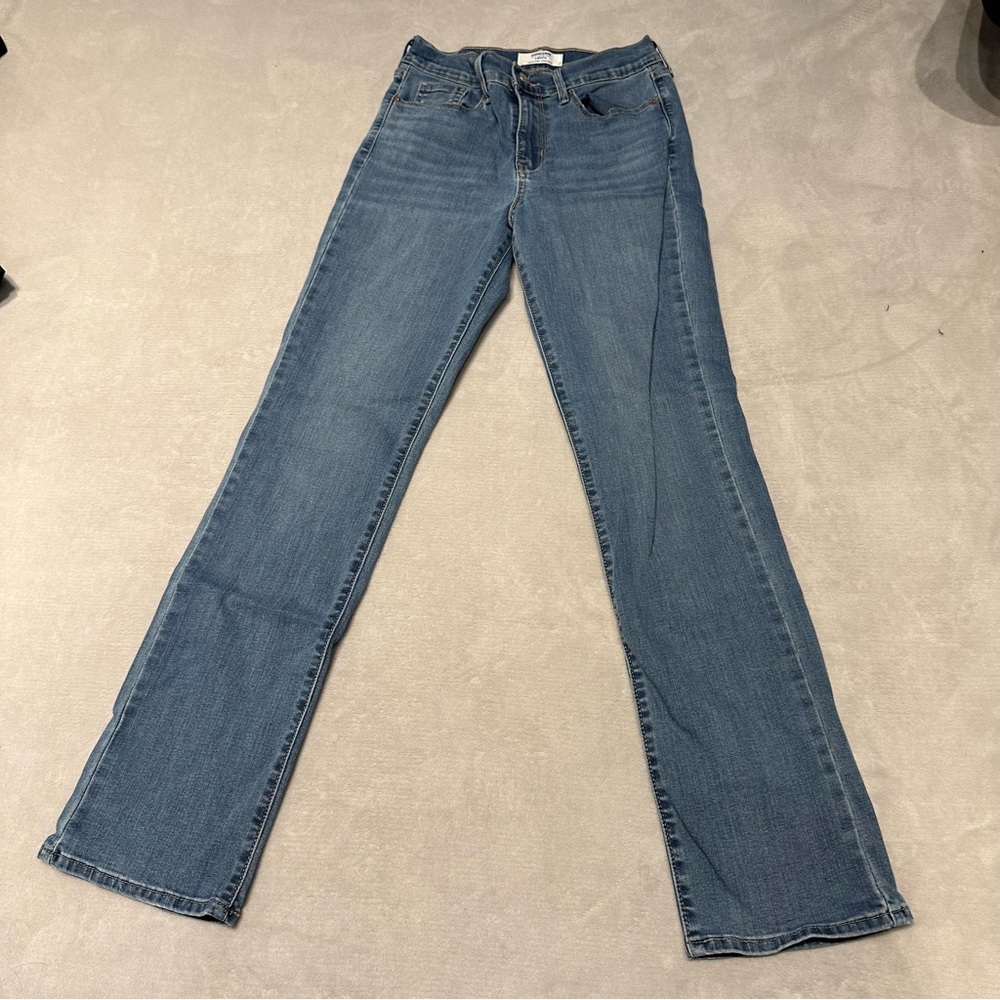 Levi stretchy straight jean